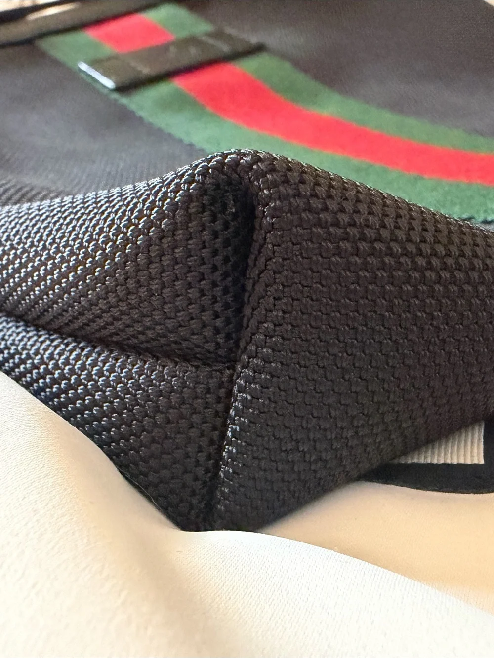 Authentic Gucci Techno Web Canvas Black Messenger Bag Green/Red Sherry Line Stap